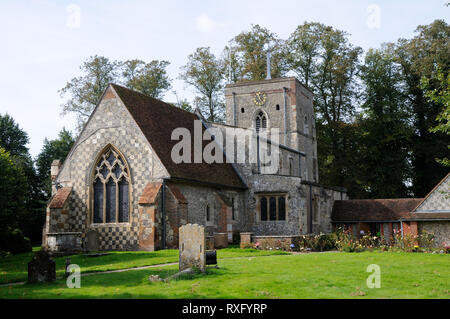 St Marys Kirche, Redbourn, Hertfordshire, steht in einem großen, geschlossenen Kirchhof. Stockfoto