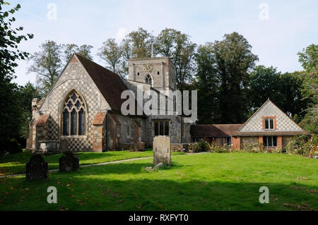 St Marys Kirche, Redbourn, Hertfordshire, steht in einem großen, geschlossenen Kirchhof. Stockfoto