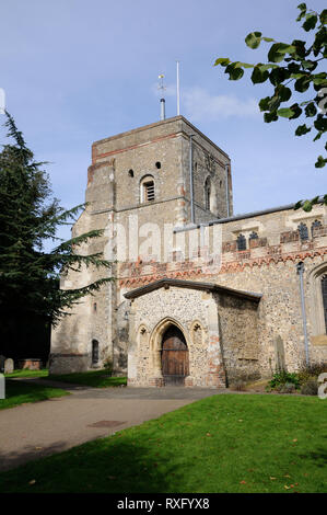 St Marys Kirche, Redbourn, Hertfordshire. St. Mary's ist eine wunderschöne normannische Kirche stehen in einem großen, geschlossenen Kirchhof. Stockfoto