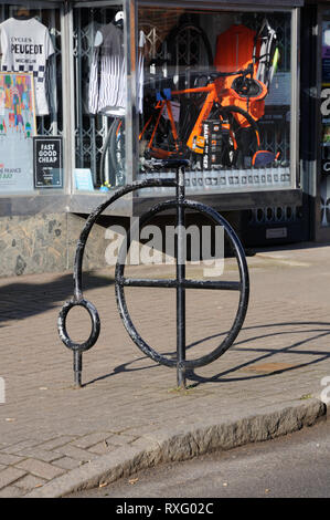 Das Bike Loft, High Street, Redbourm, Hertfordshire. Das Bike Loft, ist eine Erweiterung der Nabe, die aus dem Raum lief Stockfoto