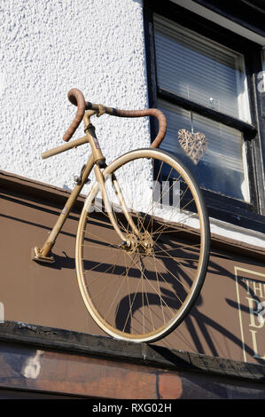 Das Bike Loft, High Street, Redbourm, Hertfordshire. Das Bike Loft, ist eine Erweiterung der Nabe, die aus dem Raum lief Stockfoto