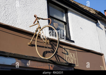 Das Bike Loft, High Street, Redbourm, Hertfordshire. Das Bike Loft, ist eine Erweiterung der Nabe, die aus dem Raum lief Stockfoto