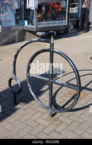 Das Bike Loft, High Street, Redbourm, Hertfordshire. Das Bike Loft, ist eine Erweiterung der Nabe, die aus dem Raum lief Stockfoto