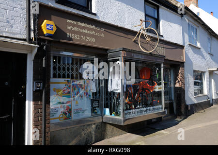 Das Bike Loft, High Street, Redbourm, Hertfordshire. Das Bike Loft, ist eine Erweiterung der Nabe, die aus dem Raum lief Stockfoto