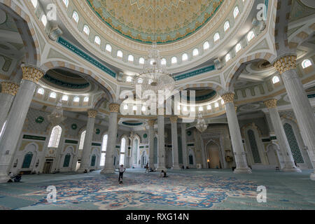 Astana, Kasachstan, 3. August 2018: Innenansicht des neuen Hazrat Sultan Moschee in Astana Stockfoto