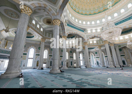 Astana, Kasachstan, 3. August 2018: Innenansicht des neuen Hazrat Sultan Moschee in Astana Stockfoto