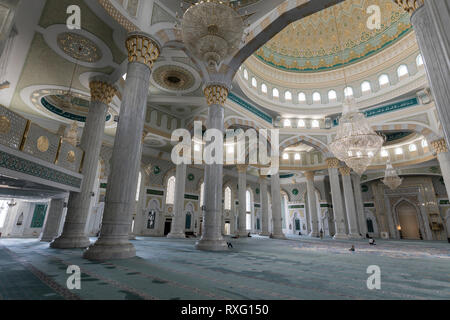 Astana, Kasachstan, 3. August 2018: Innenansicht des neuen Hazrat Sultan Moschee in Astana Stockfoto