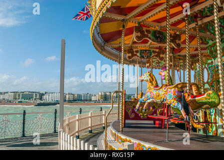 Buntes Karussell am Brighton Pier, East Sussex, Südengland, Großbritannien Stockfoto