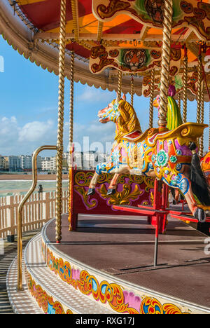 Buntes Karussell am Brighton Pier, East Sussex, Südengland, Großbritannien Stockfoto