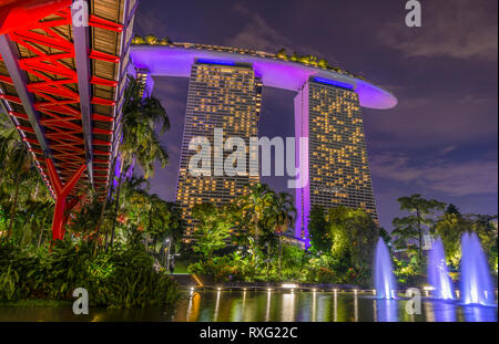 Dragonfly Bridge in Gardens by the Bay mit dem Marina Bay Sands Hotel im Hintergrund bei Nacht, Singapur Stockfoto