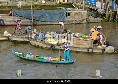 Phong Dien, Vietnam - am 31. Dezember 2017. Boot auf dem Fluss am Phong Dien schwimmenden Markt in der Nähe von Tho im Mekong Delta können Stockfoto