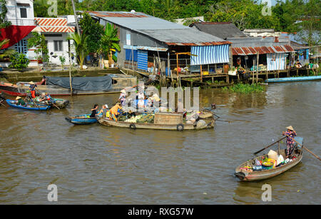 Phong Dien, Vietnam - am 31. Dezember 2017. Boot auf dem Fluss am Phong Dien schwimmenden Markt in der Nähe von Tho im Mekong Delta können Stockfoto