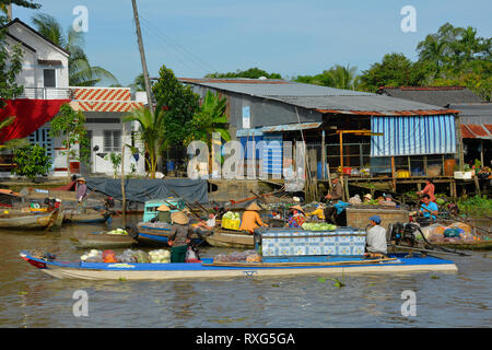 Phong Dien, Vietnam - am 31. Dezember 2017. Boot auf dem Fluss am Phong Dien schwimmenden Markt in der Nähe von Tho im Mekong Delta können Stockfoto