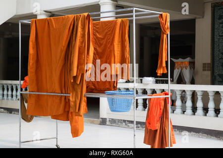 Buddhistischer Mönch orange Tuch aufhängen Trocknen auf robe Linie Stockfoto