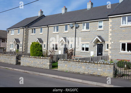 März 2019 - Reihe von terrassenförmig angelegten Häuser aus Naturstein, in der Somerset Village von Cheddar. Stockfoto