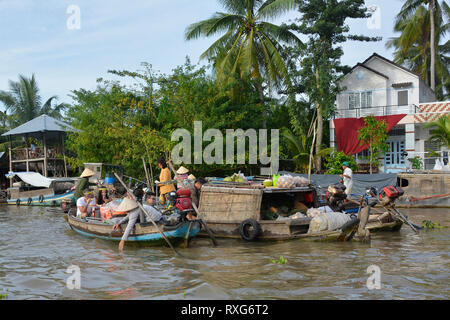 Phong Dien, Vietnam - am 31. Dezember 2017. Touristische auf einem Boot Tour am Phong Dien schwimmenden Markt in der Nähe von Can Tho im Mekong Delta Stockfoto