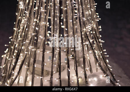 Straßenbeleuchtung in den Abend in das neue Jahr. Fragment von Licht Dekoration auf den Straßen der Stadt im Urlaub - Neues Jahr und Weihnachten Stockfoto