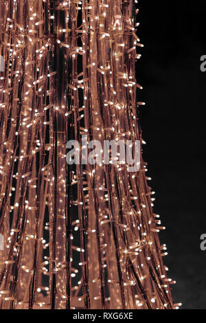 Straßenbeleuchtung in den Abend in das neue Jahr. Fragment von Licht Dekoration auf den Straßen der Stadt im Urlaub - Neues Jahr und Weihnachten Stockfoto