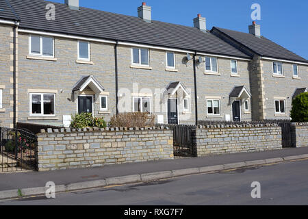 März 2019 - Reihe von terrassenförmig angelegten Häuser aus Naturstein, in der Somerset Village von Cheddar. Stockfoto