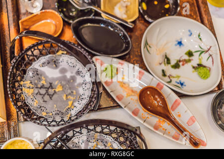 Unordentliche Tisch nach dem Essen in ein japanisches Restaurant. Dreckig, fertig Essen, Reste Konzepte. Stockfoto