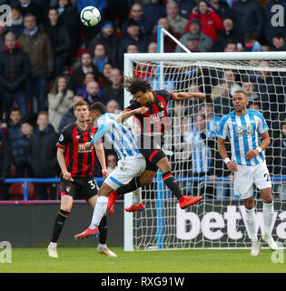 Die Huddersfield Town Elias Kachunga (links) und von Bournemouth Nathan Ake Kampf um den Ball während der Premier League Match am John Smith's Stadion, Huddersfield. Stockfoto