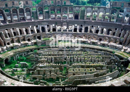 Das historische Foto zeigt das Innere der Römischen Kolosseum 1963 vor Restaurationen unterwegs, die fast 2000 Jahre alte ovale Amphitheater aus in mehr verfallen im Herzen von Rom, die Hauptstadt von Italien fallen zu bewahren. In der Arena Holzboden, die einst die unterirdische Gänge und Räume, in denen Gladiatoren und wilden Tiere gewartet hatten, bevor ihre Schlachten hat teilweise rekonstruiert worden. Und Treppen jetzt bieten den Besuchern den Zugang zu den oberen Stockwerken untergebracht, viele Tausende von Zuschauern im größten Amphitheater der Welt. Foto von Michele & Tom Grimm urheberrechtlich geschützt. Stockfoto