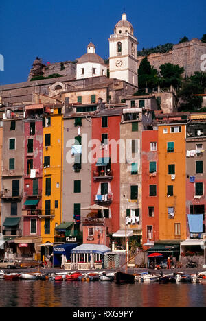 Bunte Fassaden, Fenster, Fensterläden, Balkon gekennzeichnet, und Wäsche aufgehängt zum trocknen der vertikalen Wohnungen, die die Yacht Hafen von Portovenere, Italien bieten dekorieren. Starke Sonneneinstrahlung am Mittelmeer entlang der Seeküste ist eine Ursache für häufige Neulackierung der Außenwände dieser angeschlossenen Wohnheime. Das mittelalterliche Fischerdorf an der Italienischen Riviera gehört zu den malerischsten aber weniger bekannte touristische Orte in der Region Ligurien. Stockfoto