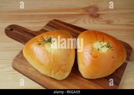 Geschlossen bis ein paar herzhafte Brötchen auf Holz Tablett serviert auf hölzernen Tisch Stockfoto