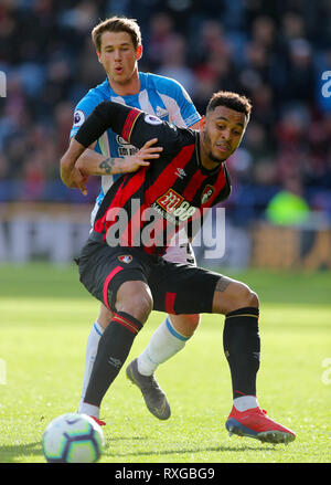 Die Huddersfield Town Erik Durm (links) und von Bournemouth Josua König Kampf um den Ball während der Premier League Match am John Smith's Stadion, Huddersfield. Stockfoto