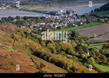 Conwy Castle und die Stadt von Conwy Berg, Conwy County Borough, North Wales, UK Stockfoto