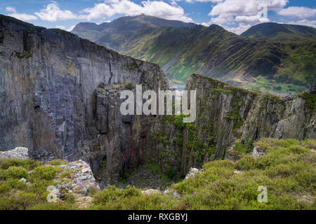 Mount Snowdon und die Llanberis Pass von dinorwic Schiefergrube, Snowdonia National Park, North Wales, UK Stockfoto