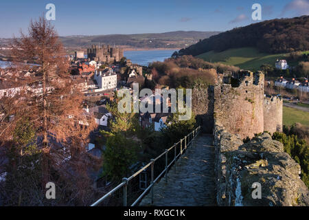 Conwy Castle und die Stadt von Conwy Conwy Stadtmauern, Conwy, North Wales, UK Stockfoto