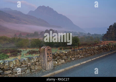 Milepost oder Meilenstein unter Tryfan in der Ogwen Valley, Snowdonia National Park, North Wales, UK Stockfoto