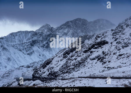 Sturm über Y&y Gallt Lliwedd Wenallt im Winter, Snowdonia National Park, Gwynedd, Wales, Großbritannien Stockfoto