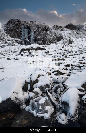 Gefrorenen Wasserfall auf der Afon Gennog, Cwm Glas Mawr, Llanberis Pass, Snowdonia National Park, North Wales, UK Stockfoto