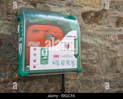 Ein Public Access Defibrillator/PAD an einer Außenwand. Stockfoto