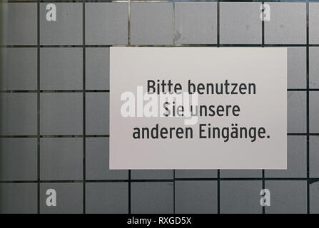 Schild mit der Aufschrift "Bitte benutzen Sie unsere andere Eingänge" Stockfoto