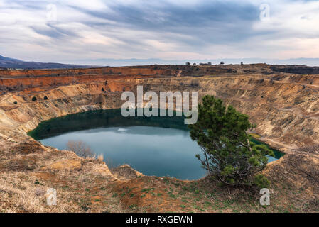 Abgebrochene cuprum Mine in Bulgarien mit See in der Nähe von Zar Asen Dorf Stockfoto