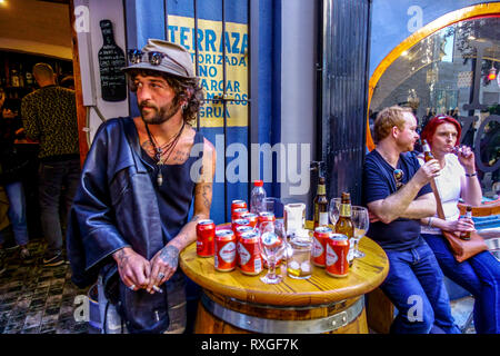 Valencia Cafe Museu in Bario El Carmen, Leute vor der spanischen Bar, Spanien, Valencia Viertel stilvoller Mann Hut Stil Stockfoto