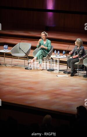 Lily Allen gesehen sprechen mit Jude Kelly bei den Frauen der Welt Festival in South Bank in London. Stockfoto