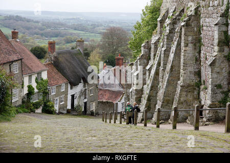 Blick auf steile Gold Hill, mit malerischen und Reetdach Cottages in Shaftesbury, Dorset, England, Großbritannien Stockfoto