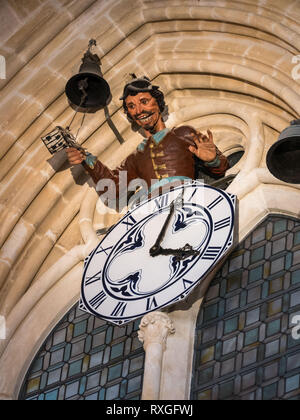 Papamoscas in der Kathedrale von Burgos, einem berühmten bellstriker Abbildung in das Innere der Kirche Stockfoto