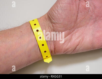 Ein Kunststoff Armband durch ein Krankenhaus Patienten getragen. Stockfoto