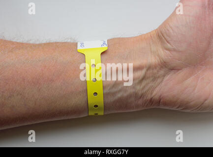 Ein Kunststoff Armband durch ein Krankenhaus Patienten getragen. Stockfoto