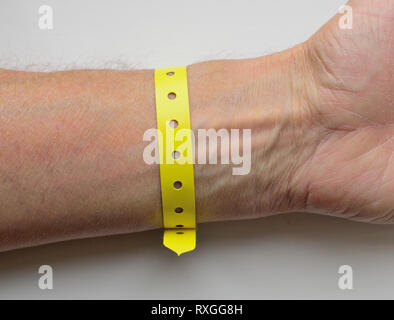 Ein Kunststoff Armband durch ein Krankenhaus Patienten getragen. Stockfoto