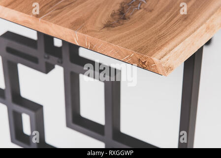 Loft style Tabelle: Eiche Abdeckung, Metall Base in mattem Schwarz Farbe, Winkel betrachten. Individuelle Möbel manufacturing services Stockfoto