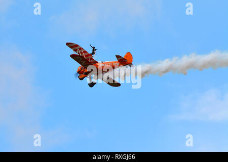 Doppeldecker acrobation auf die Luft, Airshow Scarborough Stockfoto