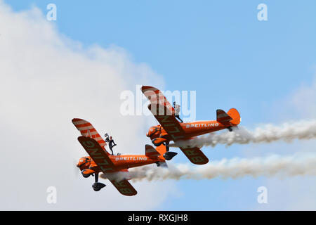 Doppeldecker acrobation auf die Luft, Airshow Scarborough Stockfoto