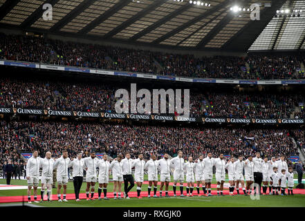 England Spieler stehen für die Nationalhymne vor dem Spiel während der Guinness sechs Nationen Spiel im Twickenham Stadium, London. Stockfoto