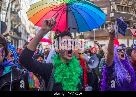 Die Demonstranten werden gesehen, Parolen während des Protestes. Feministischer Protest anspruchsvolle für die Rechte der Frau bei den Internationalen Frauentag in Madrid. Nach Angaben der Behörden, die Schätzung der mehr als 350.000 Menschen haben an dem Protest teilgenommen. Stockfoto